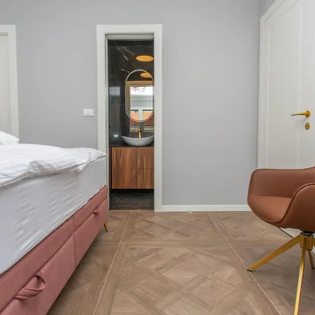 Luxury By Iva Gasthuis