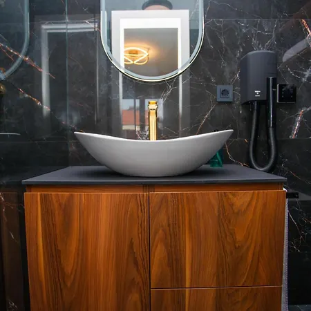 Luxury By Iva Gasthuis